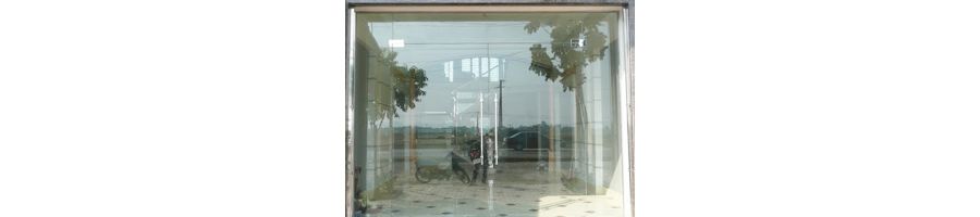 So sánh cửa kính thông thường và cửa kính cường lực